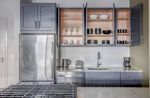 Lake View East Apartment | Sunny Lakeview 1BR w/Rooftop & Gym, nr Lincoln Park, by Blueground