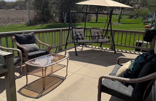 Mabel House | Sunrise Estate ~ 3-bedroom house with cozy sunrise view in charming Mabel