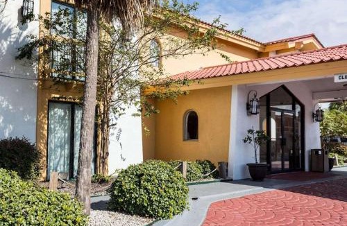 West Lake Forest Hotel | Sunrise Inn & Suites New Orleans