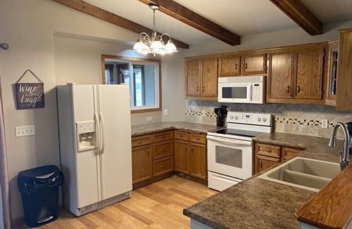 Dassel Cabin | Sunset Cabin 4-bedroom cabin in adorable Dassel perfect for relaxing getaways