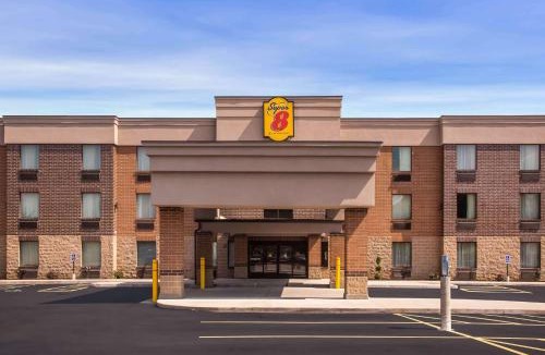 St. Louis Hotel | Super 8 by Wyndham St. Louis North