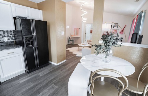 Owensboro House | Swiftie’s Babe Cave is a Taylor-Themed 3BR Retreat Near Downtown Owensboro!