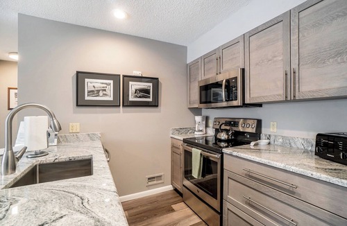 Acme Condo | Tee Time on Valleyway Drive