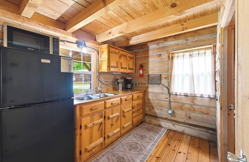 Harbert Cabin | The Acorn Cabin | Firepit | Nature | Pet-Friendly
