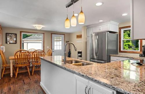 Lake Arrowhead House | The Arrowroot Lodge Up North in Gaylord Michigan