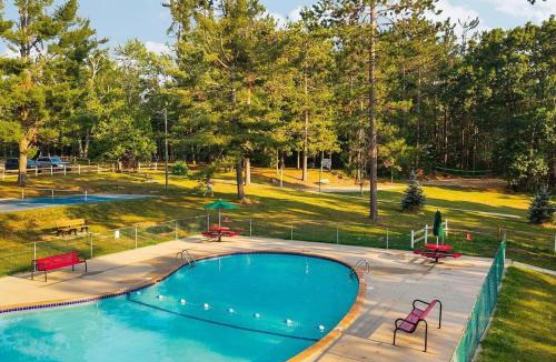 Lake Arrowhead House | The Arrowroot Lodge Up North in Gaylord Michigan