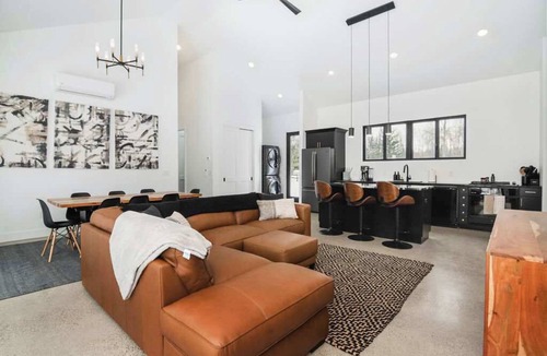 Mayfield House | The Blackpine | 4BR| Hot Tub| <15 mins to Dwntwn