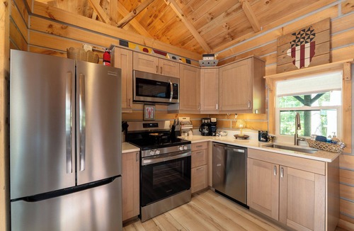 Akin House | "The Boathouse" Luxury Tiny House close to Oasis sports complex!