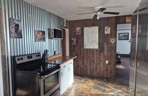 Scheller House | The Bonnie House - Peaceful Country - Rend Lake Hunting/Fishing - Sleeps 6