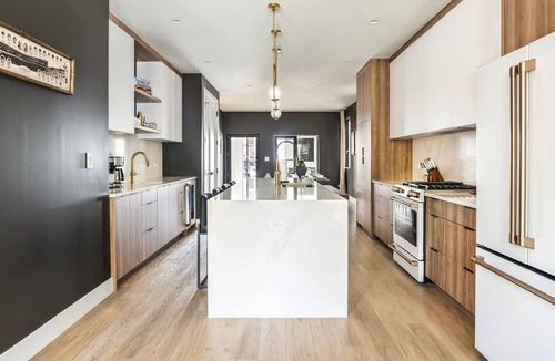 Wrigleyville Apartment | The Clubhouse at Wrigley | Sleeps 10