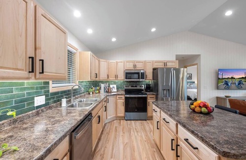 Wisconsin Dells House | The Dells Den-Hot Tub-Theater-Fire Pit-Game Room & 5 min to Downtown Dells!