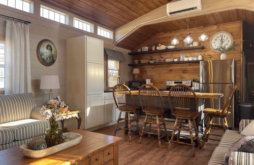 Benton Cabin | The Fur Seasons Cabin at Black Dog Cabins, 1/2 mi South of Rend Lake Dam