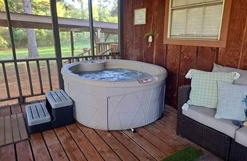 Karnack Cottage | The Gator Den at Caddo Lake in Karnack, Texas