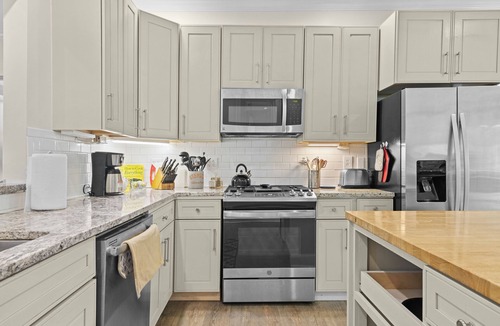 Elberta House | The Glarum House - Gorgeous Dog-Friendly Historic Home in Great Location with Central A/C!