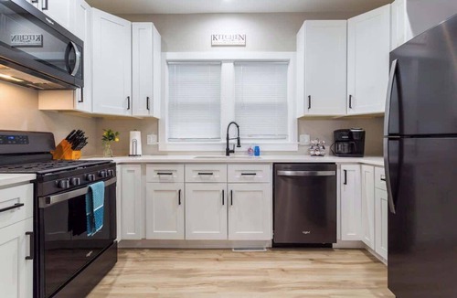 Joliet House | The Heron House, King Bed Suite, Spacious Remodeled House