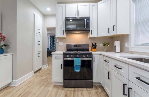 Joliet House | The Heron House, King Bed Suite, Spacious Remodeled House