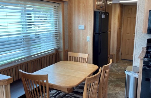 Six Lakes House | "THE LOFT" Sharp, Clean Fully Furnished Cozy 1-bedroom Park Model, Sleeps 6