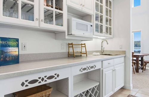 Bellaire House | The Loon at Intermediate | Hot Tub | Dog Friendly