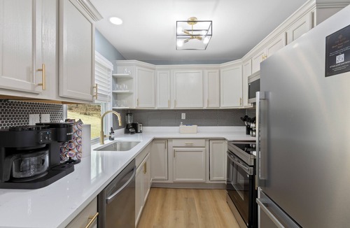 Versailles House | The Luxe Retreat/Hot Tub/2 King Beds/Game Room/Sleeps 8/Near Keeneland