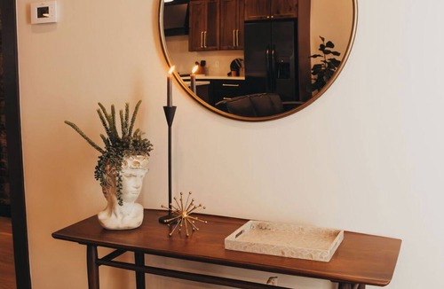 Leitchfield Apartment | The McKinzie Penthouse! newly renovated 2-King bedroom/2-bathroom.