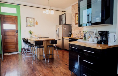 Mid-City Bed & Breakfast | The Okra Inn Carrollton - Beautiful 6BR, 4.5BA, Off-street Parking, Backyard
