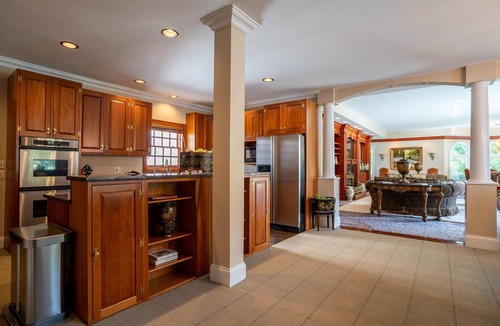 Carbondale House | The Old South Comes To Carbondale with this Southern Mansion