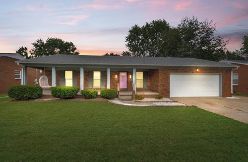 Owensboro House | THE PINK LIMOZEEN - Charming 3-bedroom house with pool in Owensboro