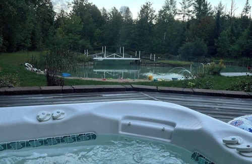 Fife Lake House | 🌊 The Pondhouse | Private Pond Hot Tub Nature Escape ➠ 13045