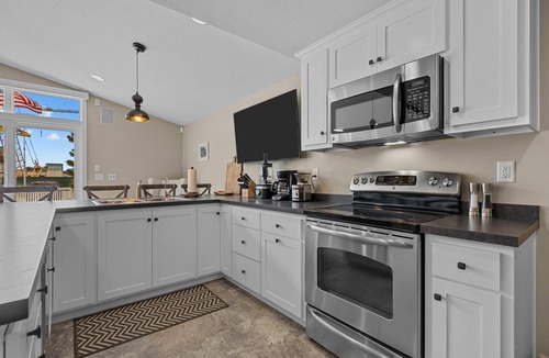 Ashwaubenon House | THE STADIUM HOUSE W/LAMBEAU FIELD IN YOUR BACKYARD IS OPEN FOR PACKER SEASON!