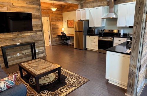 Kilgore House | The Texas Roost - 1-bedroom country guest house 7.4 miles to Kilgore College.