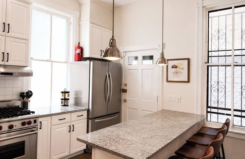 Old Town Triangle House | Theater Room and Gym | 4BR Near Lincoln Park