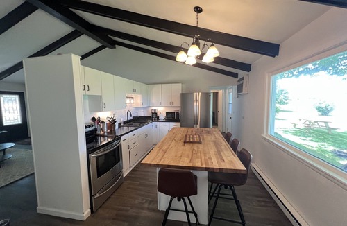 Three Oaks House | Three Oaks Home Walk Downtown Fire Pit Near Beaches & Wineries Sleeps 8