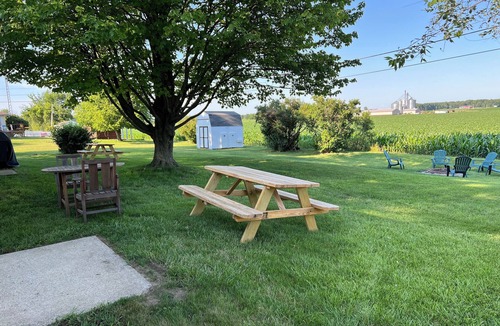 Three Oaks House | Three Oaks Home Walk Downtown Fire Pit Near Beaches & Wineries Sleeps 8