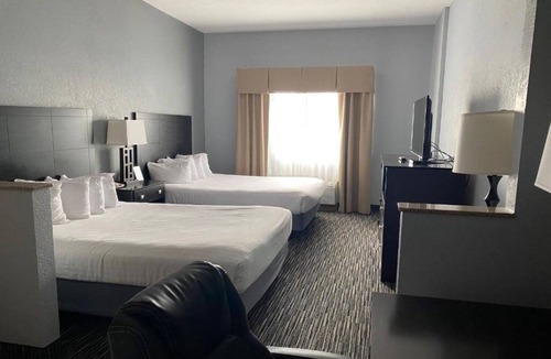Houghton Lake Hotel | Three Units | Free Breakfast | Direct Pool & Jacuzzi Access | Nearby Lake & Park