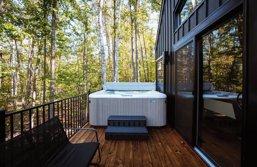 Michaywe House | Time Capsule | 5BR Gaylord — Hot Tub, Sauna, Arcade & Pool