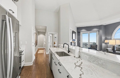 Bay Harbor Condo | Timeless 420: Lakeside 3BR condo in Bay Harbor, perfect for up to 6 guests.