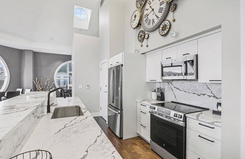 Bay Harbor Condo | Timeless 420: Lakeside 3BR condo in Bay Harbor, perfect for up to 6 guests.