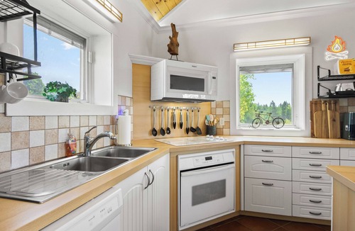 Boyne Falls House | Toasted Marshmallow Perfect for Golfers, Snowmobilers & Outdoor Enthusiasts