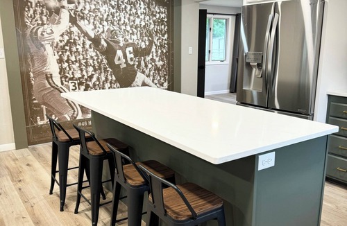 Green Bay House | TOUCHDOWN! Game Day Ready - Walk to Historic Lambeau - Sleeps 12 - 5★ Home