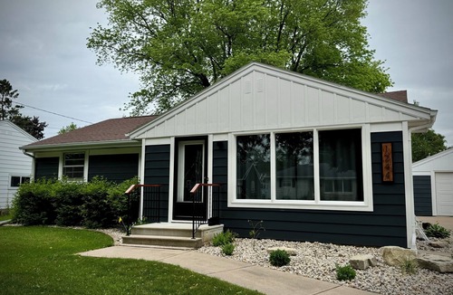 Green Bay House | TOUCHDOWN! Game Day Ready - Walk to Historic Lambeau - Sleeps 12 - 5★ Home