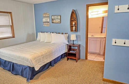Eddyville House | Townhouses 3 & 5 (Sleeps 1-10) - Offer a Full Size Kitchen/Sitting Area, 2 Full size bathrooms with tub/shower units, 3 Queen beds, 1 twin bed, 2 Full Beds.