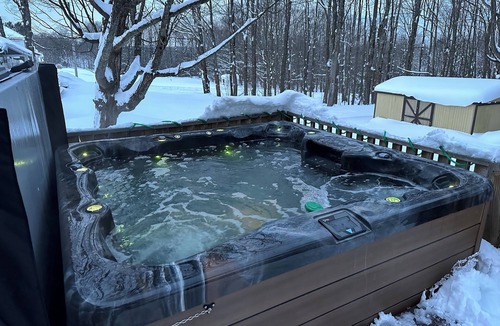 Wakefield House | Trailside #3 ~ Summer unwind- hot tub, ATV, hike, travel