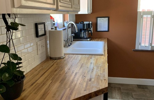 Roselawn Finance House | Trailside 4BR 2BA Cottage Fenced Yard Near Hyde Park