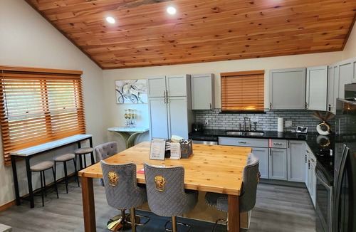 Gordonville Cabin | Tranquil 2-bedroom cabin on an acre, 4 mins to Lake Texoma!