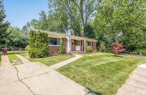 Ann Arbor House | Trendy Ann Arbor Boho Chic Ranch (30 day min)