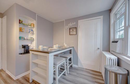 Bay View Apartment | Trendy Getaway: Pet-Friendly + 5 Min to Downtown