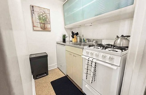 Gold Coast Apartment | Trendy Gold Coast Studio Close to Downtown