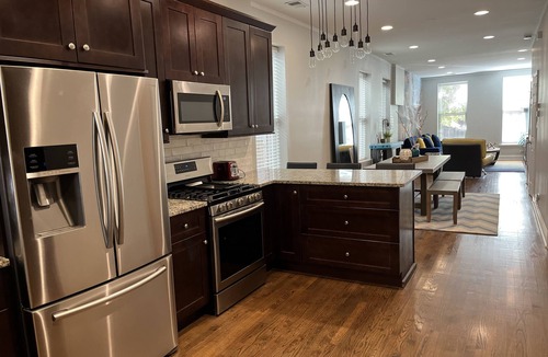 West Town Condo | Trendy West Town Flat - 2 bed/1.5 bath with parking
