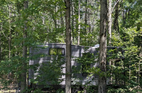 Bellaire Cabin | Ultra Modern Tiny Home with AC Full Kitchen and Laundry near Torch Lake