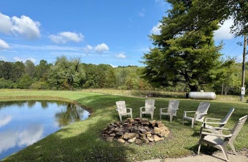 Hardin County House | Unique 1970s Round House w Hot Tub